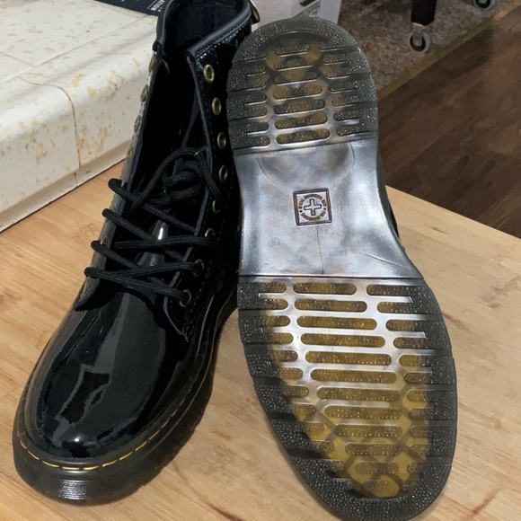 NWOT Dr. Martens airwair patent leather boots, size 7L 6M color black - Picture 6 of 7